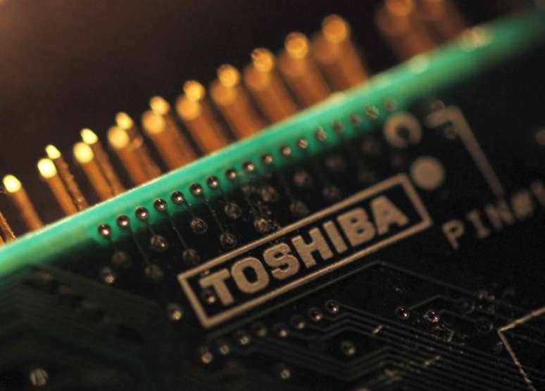 Logo da Toshiba em chip da empresa
31/07/2012 REUTERS/Yuriko Nakao