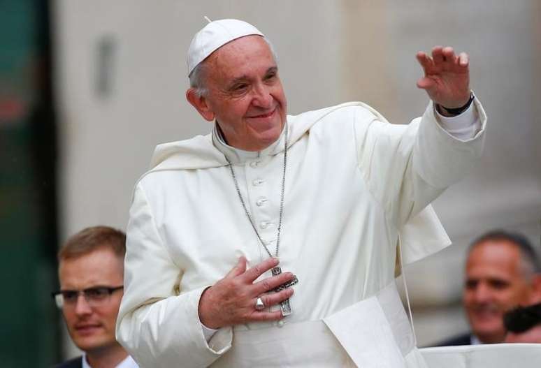 Papa Francisco acena ao chegar para audiência geral de quarta-feira na praça São Pedro no Vaticano.