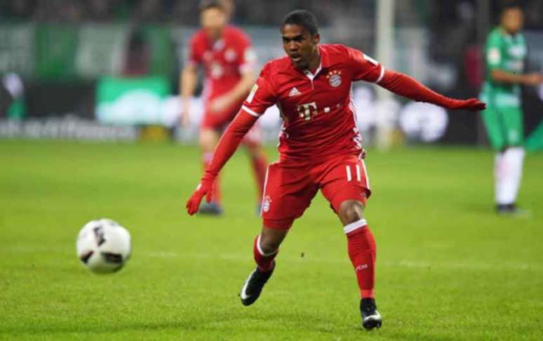 Douglas Costa saiu do Bayern (Foto: Patrik Stollarz / AFP)