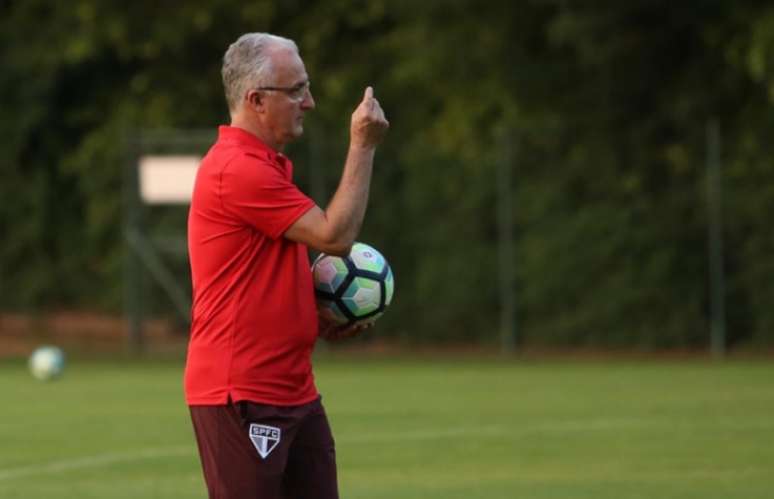 Dorival Júnior comanda treino no São Paulo (Foto: Rubens Chiri/saopaulofc.net)