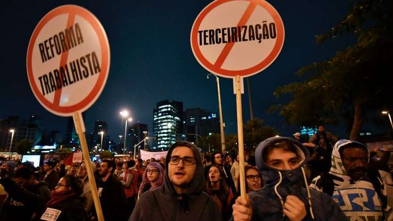Propostas de reforma trabalhista e da terceirização provocaram protestos e ainda levantam muitas dúvidas entre trabalhadores 