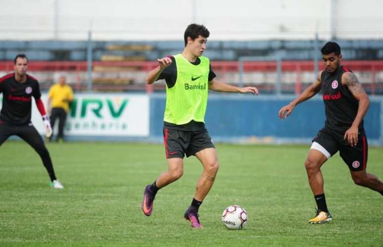 Rodrigo Dourado conduz a bola durante treino do Internacional