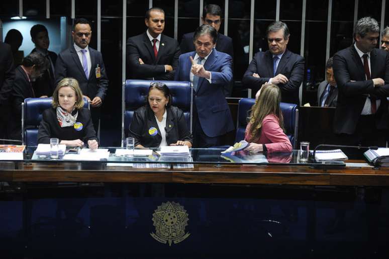 Senadoras Gleisi Hoffmann (PT-PR), Fátima Bezerra (PT-RN) e Vanessa Grazziotin (PCdoB-AM) tomaram lugares na mesa do plenário e se recusaram a sair