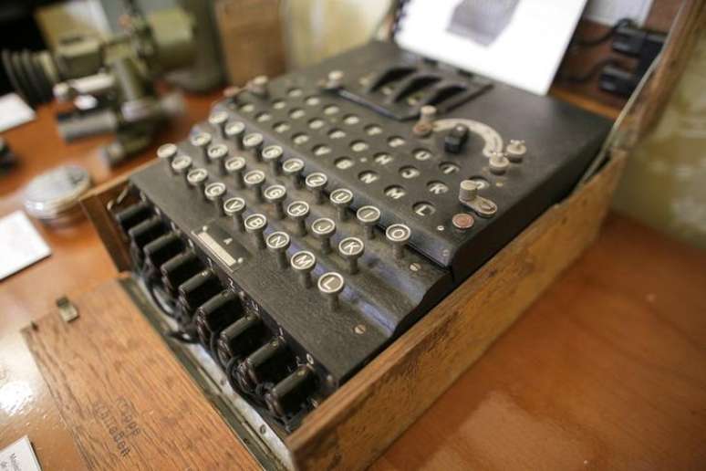 Máquina Enigma exposta em casa de leilão, em Bucareste
11/07/2017
Inquam Photos/Octav Ganea/via REUTERS