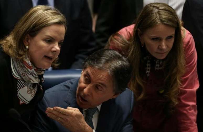 Senadoras Gleisi Hoffmann e Vanessa Grazziotin conversam com presidente do Senado, Eunício Oliveira, em Brasília
11/07/2017 REUTERS/Adriano Machado