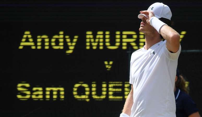 Andy Murray reage durante partida pelas quartas de final contra Sam Querrey, em Wimbledon. 12/7/2017 REUTERS/Toby Melville