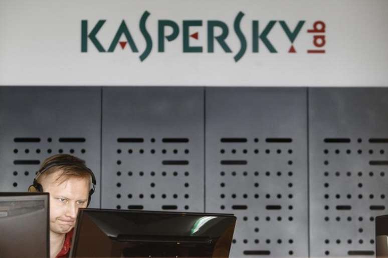 Funcionário trabalha na sede da Kaspersky Lab em Moscou
29/07/2013 REUTERS/Sergei Karpukhin