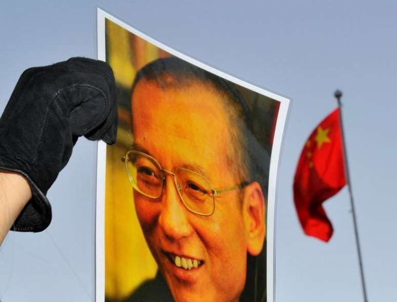 Manifestante segura retrato do dissidente chinês Liu Xiaobo do lado de fora da embaixada da China em Oslo, na Noruega 09/12/2010 REUTERS/Toby Melville