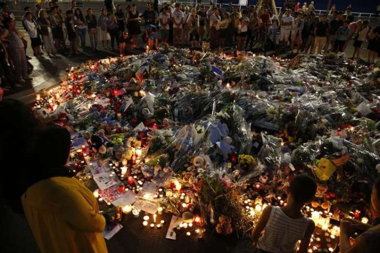 Pessoas observam homenagem deixada para vítimas de ataque em Nice, na França  17/07/2016  REUTERS/Pascal Rossignol