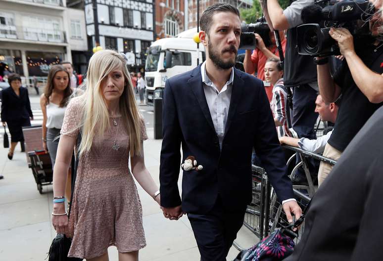 Pais do bebê com doença terminal Charlie Gard, Connie Yates e Chris Gard, em Londres 13/07/2017 REUTERS/Peter Nicholls