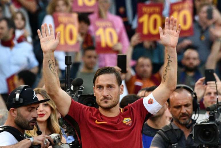Totti, em despedida da Roma (Foto: VINCENZO PINTO / AFP)