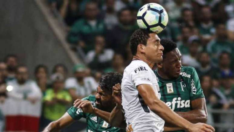 Pablo divide com Mina e Thiago Santos durante vitória corintiana por 2 a 0 no Allianz (Foto: Ale Vianna/Eleven)