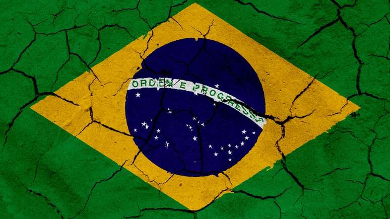 Bandeira do Brasil em solo rachado