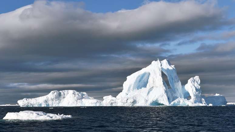 Quanto maior o iceberg, mais fácil é vê-lo à distância e, por isso, é menos perigoso 