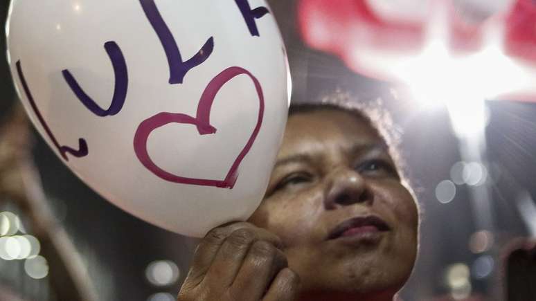 Mulher segura bexiga em protesto pró-Lula