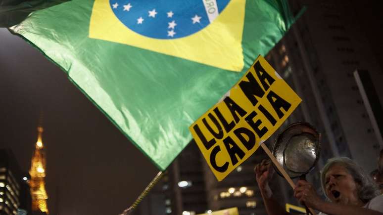 Mulher comemora condenação de Lula