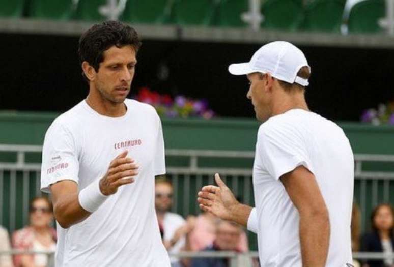 Em dupla com Lukasz Kubot, o tenista brasileiro Marcelo Melo venceu nesta quinta-feira a partida semifinal e alcan&ccedil;ou a decis&atilde;o do t&iacute;tulo de duplas masculinas de Wimbledon
