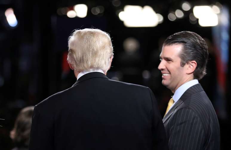 Donald Trump, de costas, acompanhado de seu filho mais velho (à direita), Donald Trump Jr.