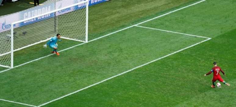 Cristiano Ronaldo cobra p&ecirc;nalti em partida de Portugal contra a Nova Zel&acirc;ndia 24/06/2017  REUTERS/Carl Recine