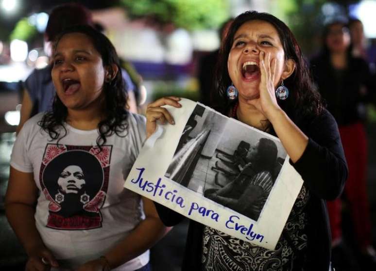 Manifestantes demonstram apoio a Evelyn Hernandez, em San Salvador
10/07/2017
REUTERS/Jose Cabezas