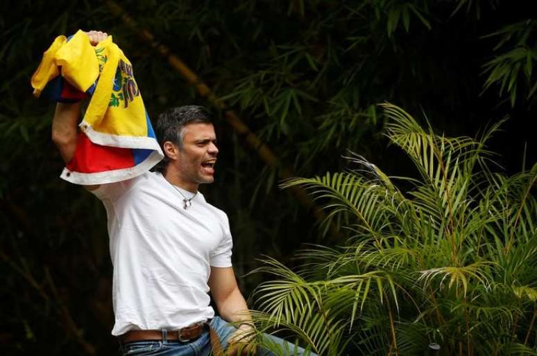 Líder da oposição venezuelana, Leopoldo Lopez, que obteve prisão domiciliar após mais de três anos na cadeia, comemora com apoiadores em Caracas, Venezuela
8/7/2017 REUTERS/Andres Martinez Casares