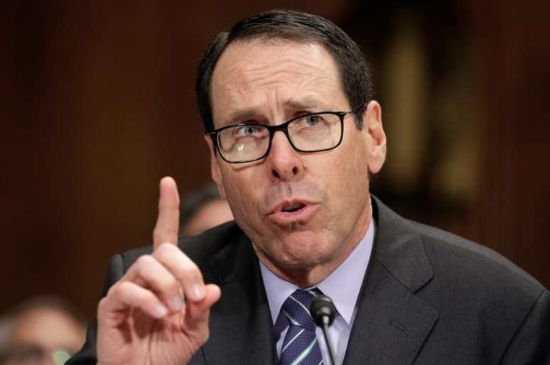 Randall Stephenson testemunha no Congresso dos Estados Unidos  em aundiência sobre acordo entre a AT&T e a Time Warner em Washington
7/12/2016 REUTERS/Joshua Roberts