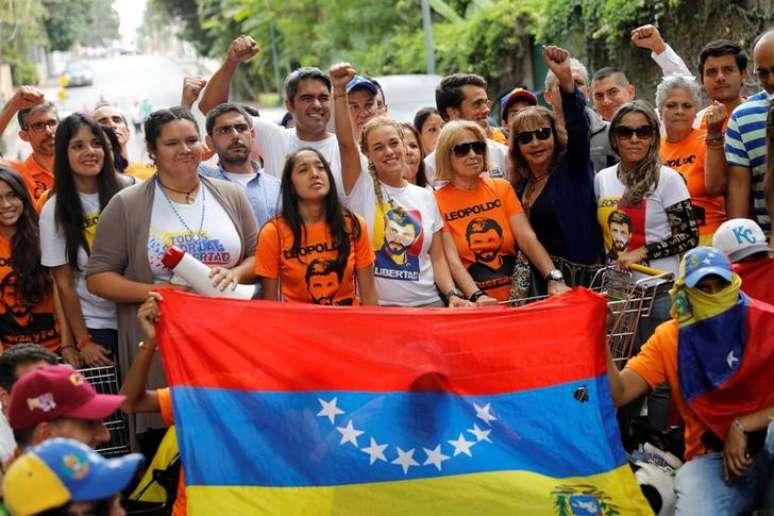 Manifestantes da oposição ao governo da Venezuela em Caracas
10/07/2017 REUTERS/Andres Martinez Casares