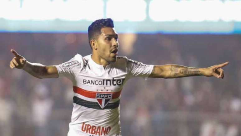 Petros comemora gol pelo São Paulo (Foto: Marcello Zambrana/AGIF)