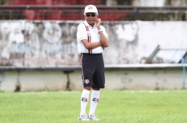 Givanildo esboçou o time que enfrenta o Náutico no treino desta sexta-feira (Foto: Marlon Costa/Pernambuco Press)