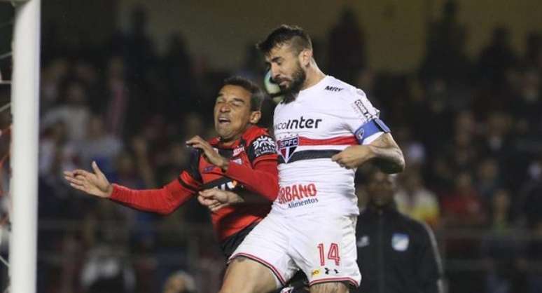 Pratto tenta cabeceio na partida do São Paulo contra o Atlético-GO, no Morumbi