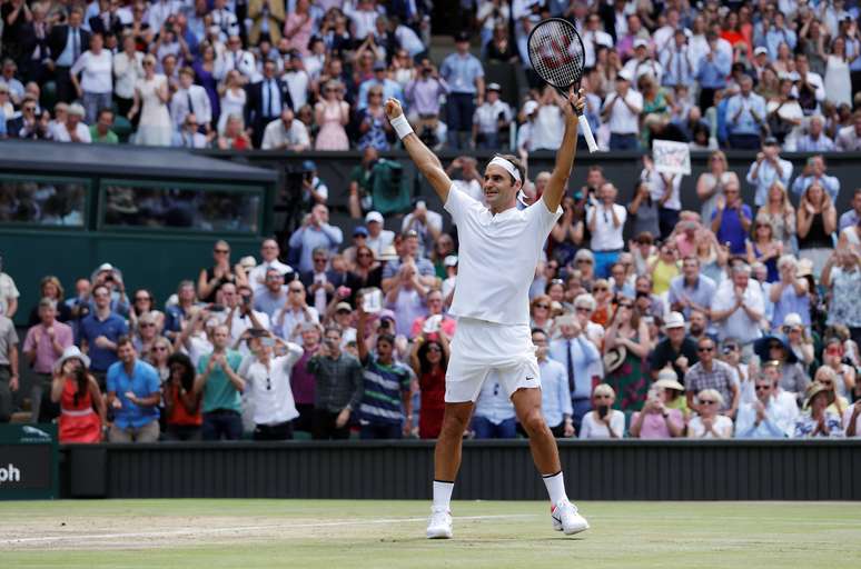 Federer vibra após conquistar o ponto final na decisão do título de Wimbledon, em Londres