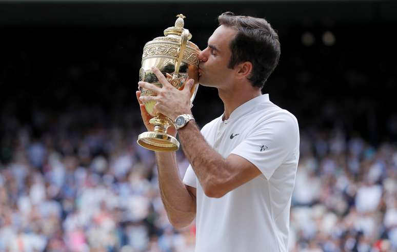 A cena se repete pela oitava vez: Federer beija o troféu de campeão de Wimbledon