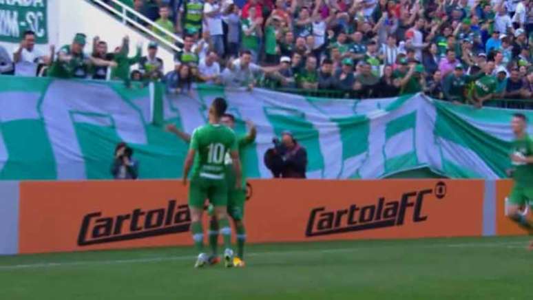 Jogadores da Chape comemoram gol na Arena Condá (FOTO: Frame/Premiere)