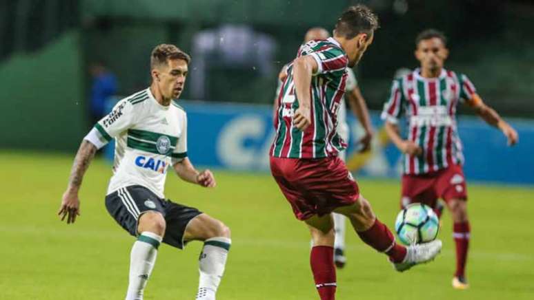 Jogo em Curitiba foi marcado por muitos erros. Inclusive, o Coritiba perdeu um pênalti no início da partida (Foto: GERALDO BUBNIAK/AGB)