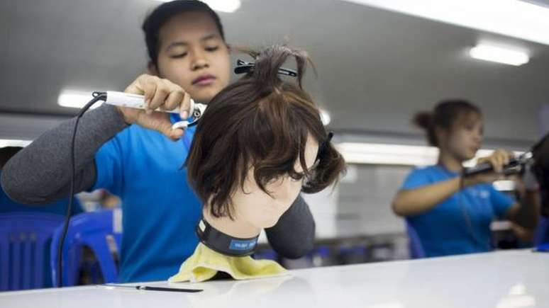 Mulher trabalha em Laos