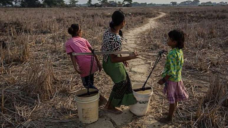 Trabalhadores em Myanmar