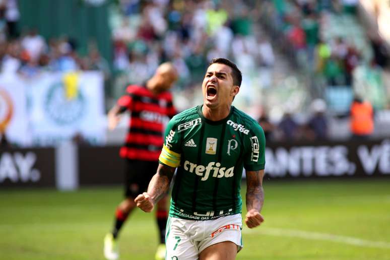 Dudu brilhou e marcou dois gols na vitória do Palmeiras sobre o Vitória