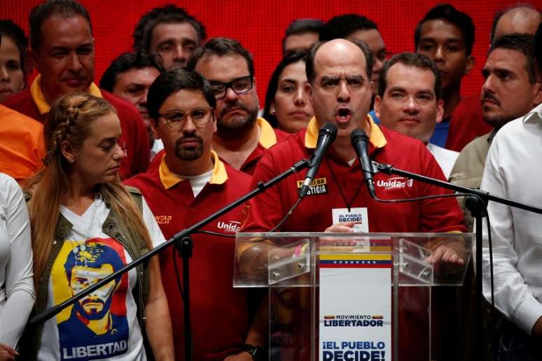 Julio Borges, presidente da Assembleia Nacional da Venezuela, durante declaração à imprensa após plebiscito não oficial contra o presidente Nicolás Maduro, em Caracas 16/07/2017  REUTERS/Carlos Garcia Rawlins