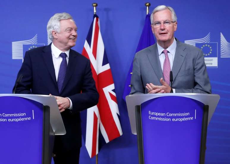 Ministro do Reino Unido para o Brexit, David Davis, e o negociador chefe da União Europeia, Michel Barnier, em Bruxelas, na Bélgica  17/07/2017 REUTERS/Yves Herman