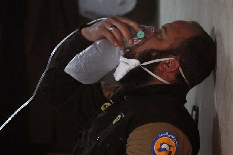 Homem respira com auxílio de máscara de oxigênio, após o que equipes de resgate descreveram como um ataque químico na cidade de Khan Sheikhoun, na Síria 04/04/2017 REUTERS/Ammar Abdullah