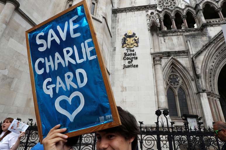 Pessoas fazem campanha para que o bebê britânico Charlie Gard possa ir aos Estados Unidos receber tratamento médico, em Londres  13/07/2017 REUTERS/Peter Nicholls