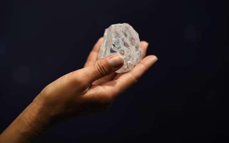 Modelo exibe o diamante bruto "Lesedi La Rona", de 1109 quilates durante evento da Sotheby's em Londres, Reino Unido
14/6/2016 REUTERS/Dylan Martinez