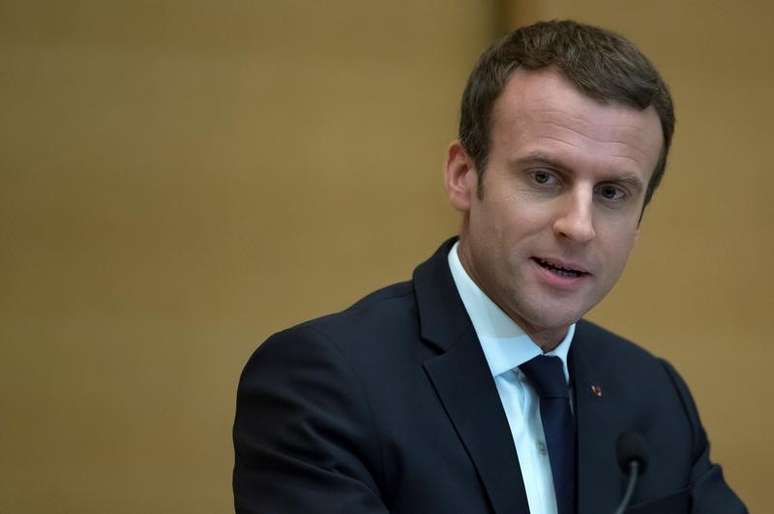 Macron faz discurso no Senado em Paris