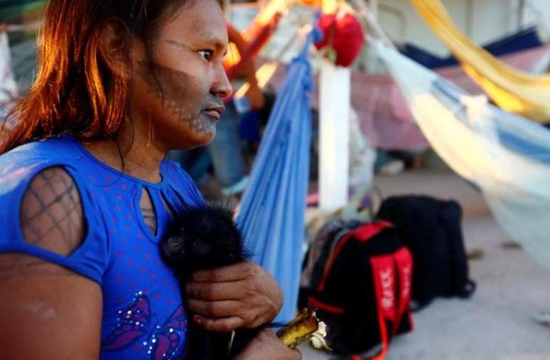 Indígena da tribo Munduruku segura um macaco ao ocupar obra de hidrelétrica São Manoel
 16/7/2017    REUTERS /Lunae Parracho
