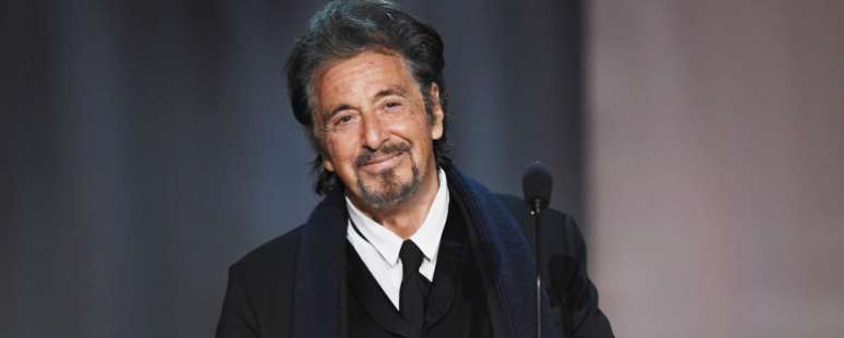 Al Pacino caracterizado como o técnico de futebol Joe Paterno