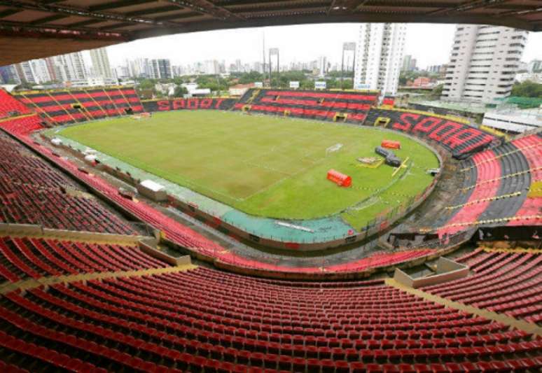 Após as fortes chuvas que atingiram Pernambuco, o gramado da Ilha do Retiro precisou passar por restauração (Divulgação)