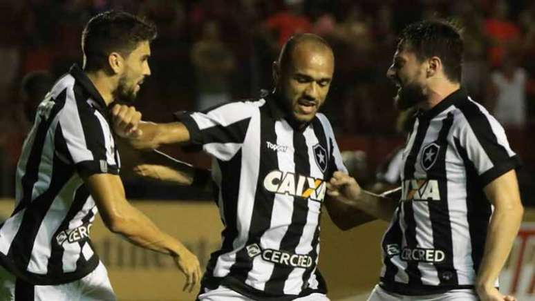 Roger marcou o gol alvinegro no empate entre as duas equipes na Ilha do Retiro, em maio (Pablo Kennedy)