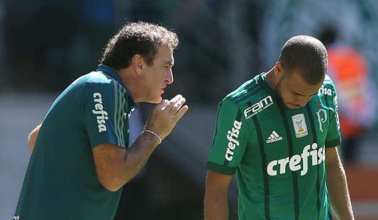 Cuca conversa com Mayke durante partida contra o Vitória - Foto: Cesar Greco/Palmeiras