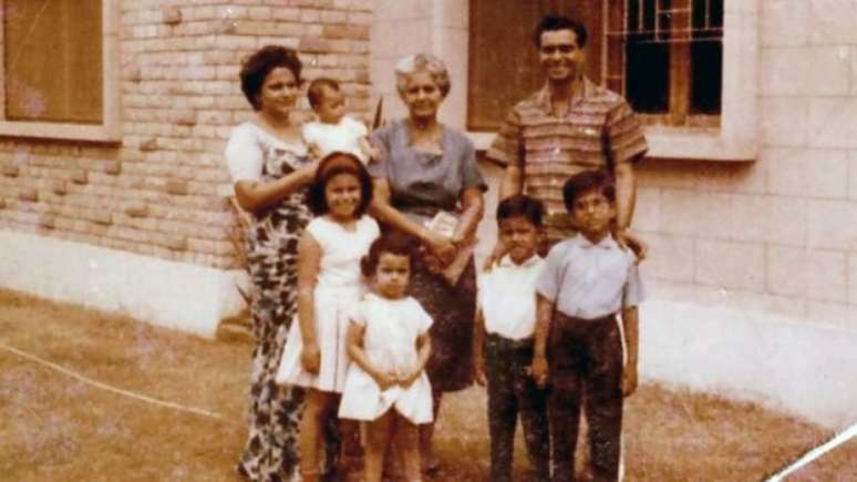 Carl (o menino mais novo) e sua família deixaram o Paquistão no início de 1970 