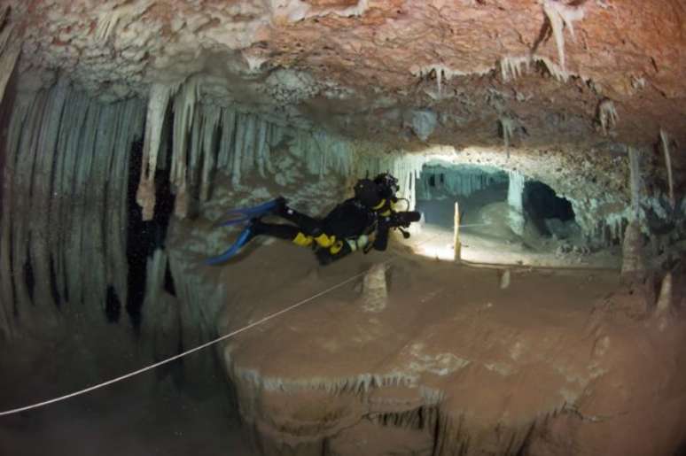 Mergulhadores de cavernas devem estabelecer sempre uma guia para se orientar 